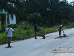 Aksi Tambal Jalan Rusak di Sosok-Tanjung Viral: Penanganan Sementara untuk Cegah Korban Lebih Banyak