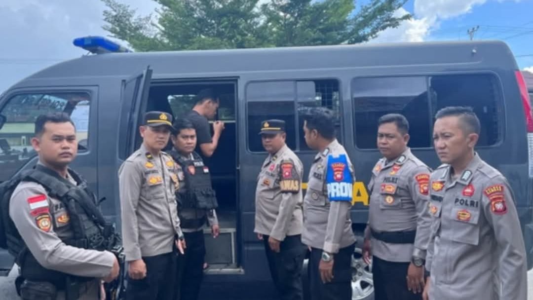 Pihak kepolisian menyerahkan KD (40) pelaku pembunuhan terhadap ayahnya di Sebawi Sambas ke RSJ Singkawang, Jumat (4/4/2025). Foto: HO/Faktakalbar.id