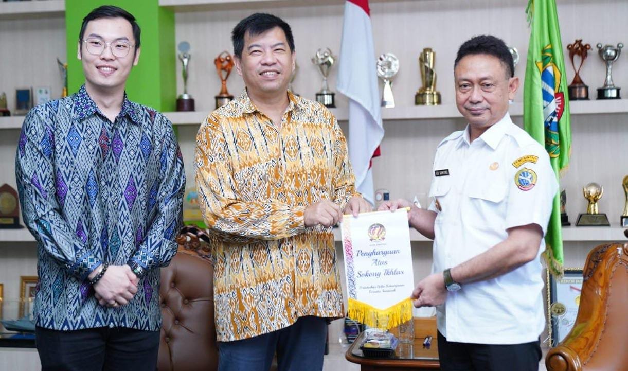 Serah terima cenderamata Wali Kota Pontianak Edi Rusdi Kamtono dengan Chairman Saberkas Jamex Voon, Rabu (9/4/2025) (foto: Prokopim Kota Pontianak)