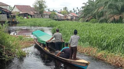 Warga turut membantu tim gabungan mencari keberadaan Nawi (61) yang dilaporkan hilang saat tengah menjala ikan di Perairan Sungai Landak, Rabu (9/4/2025) (foto: Humas Polres Kubu Raya)