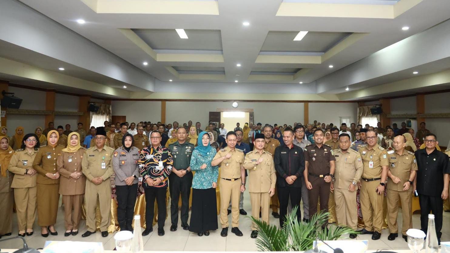Wali Kota Pontianak, Edi Kamtono bersama dengan Gubernur Kalimantan Barat, Ria Norsan dalam Musrenbang di Aula SSA Kantor Wali Kota, Senin (13/4/2025). Foto: HO/Faktakalbar.id