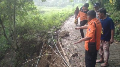 Tanah longsor menerjang Kabupaten Pamekasan, Provinsi Jawa Timur, pada Selasa (15/4), pukul 12.30 WIB. Adapun wilayah terdampak berada di Desa Kadur dan Pamoroh, Kecamatan Kadur. Foto: HO/Faktakalbar.id
