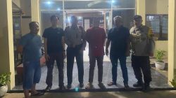Pelaku pencurian injektor mobil saat diamankan di Polsek Sungai Raya, Kubu Raya. Foto: HO/Faktakalbar.id