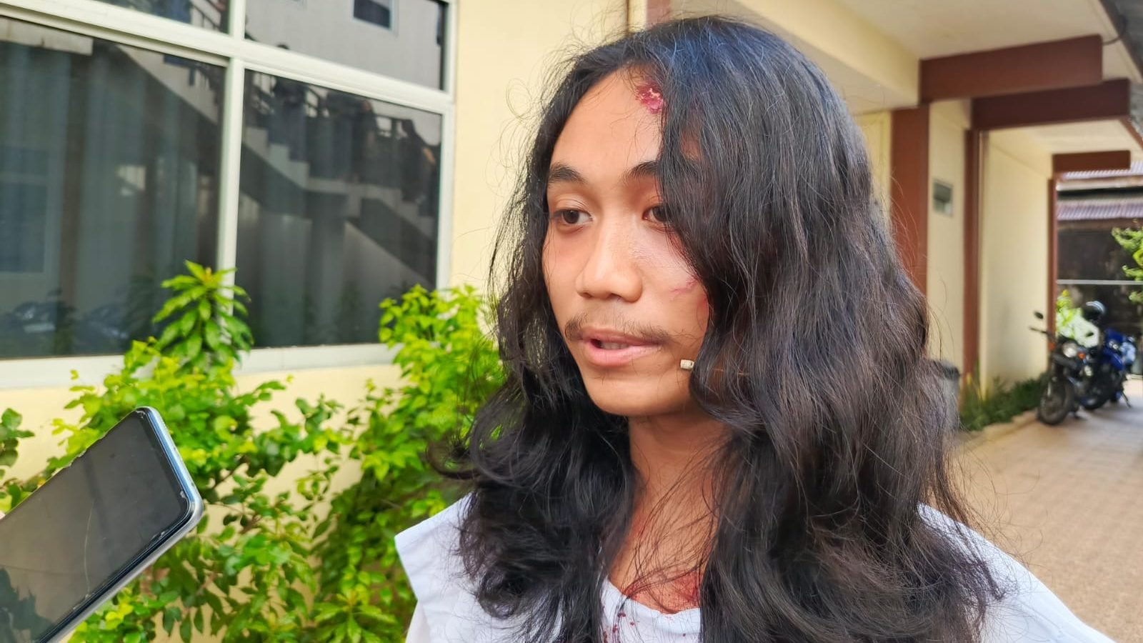 Benediktus Rian, pemeran Yesus Kristus dalam tablo yang dilakukan di Gereja Katolik MRPD Pancasila, Jumat (18/4/2025). Foto: Mario/Faktakalbar.id