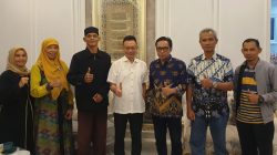 Edi Kamtono saat menerima kunjungan silaturahmi dari Pengurus Wilayah KAHMI dan FORHATI Kalbar beserta Panitia Muswil IX di kediamannya, Kamis malam (17/4/2025). (HO/Faktakalbar.id)