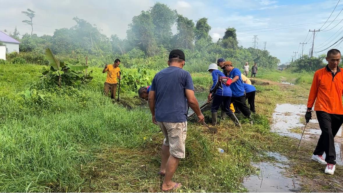 Wakil Wali Kota Pontianak Bahasan berbaur bersama warga bergotong royong membersihkan parit di Jalan Padat Karya Pontianak Timur. Dok. PRKPM/Faktakalbar.id