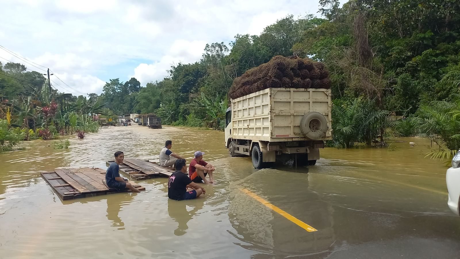 Banjir yang melanda Kabupaten Sanggau, Provinsi Kalimantan Barat, Senin (21/4). Foto : BPBD Kabupaten Sanggau / Faktakalbar.id