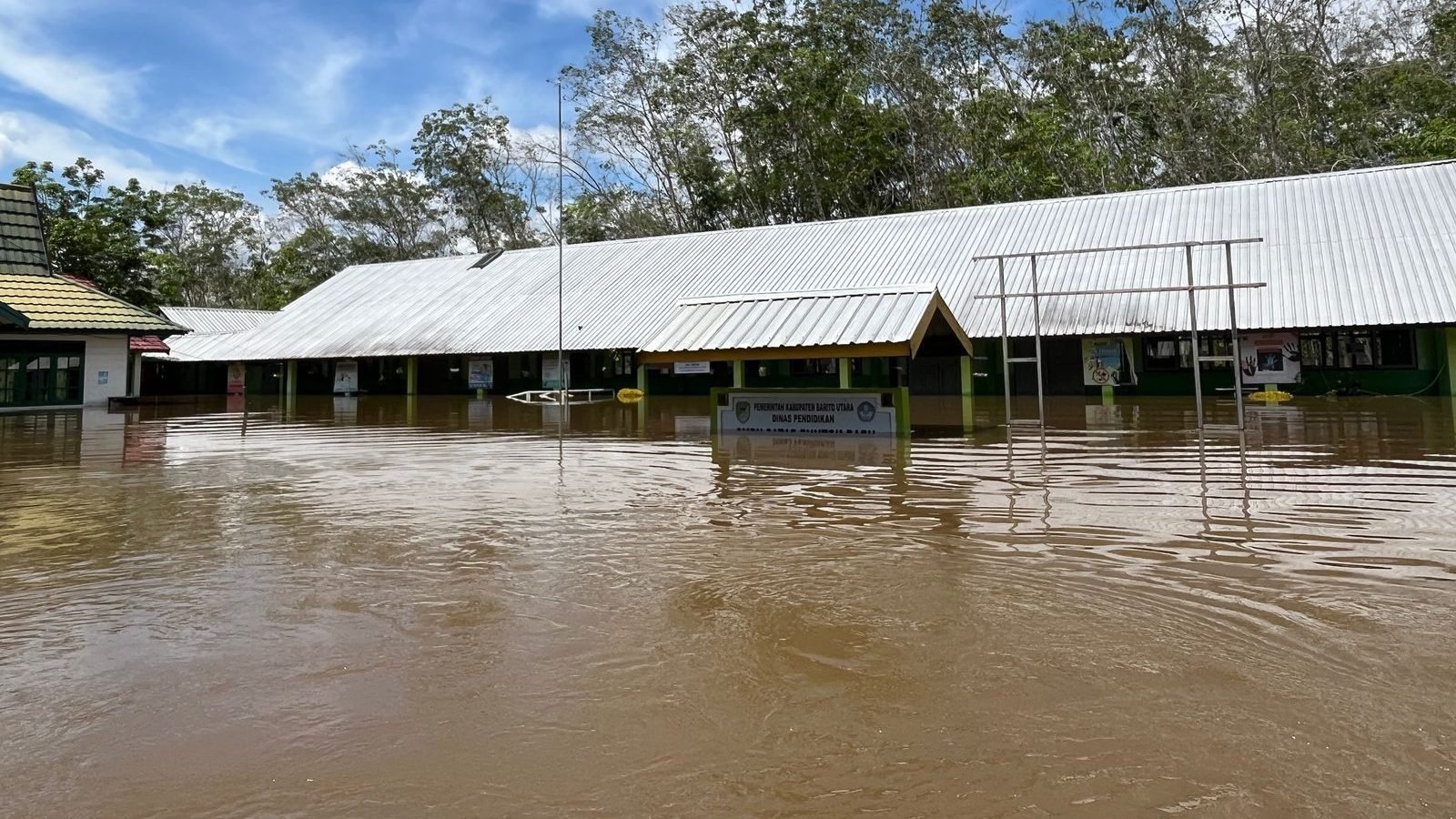 Visual banjir yang merendam sebagian besar Kabupaten Barito Utara pada Selasa (22/4). Foto: HO/Faktakalbar.id