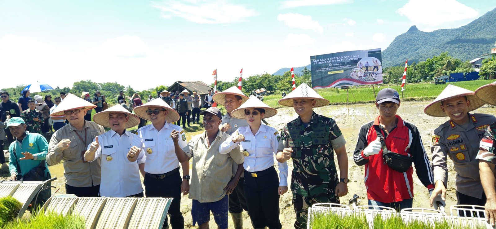 Kasdam XII/Tanjungpura Brigjen TNI Putra Widyawinaya, bersama dengan jajaran Forkopimda Provinsi Kalimantan Barat, mengikuti kegiatan tanam padi serentak yang dilaksanakan secara virtual bersama Presiden Republik Indonesia, Rabu (23/4/2025). Foto: HO/Faktakalbar.id
