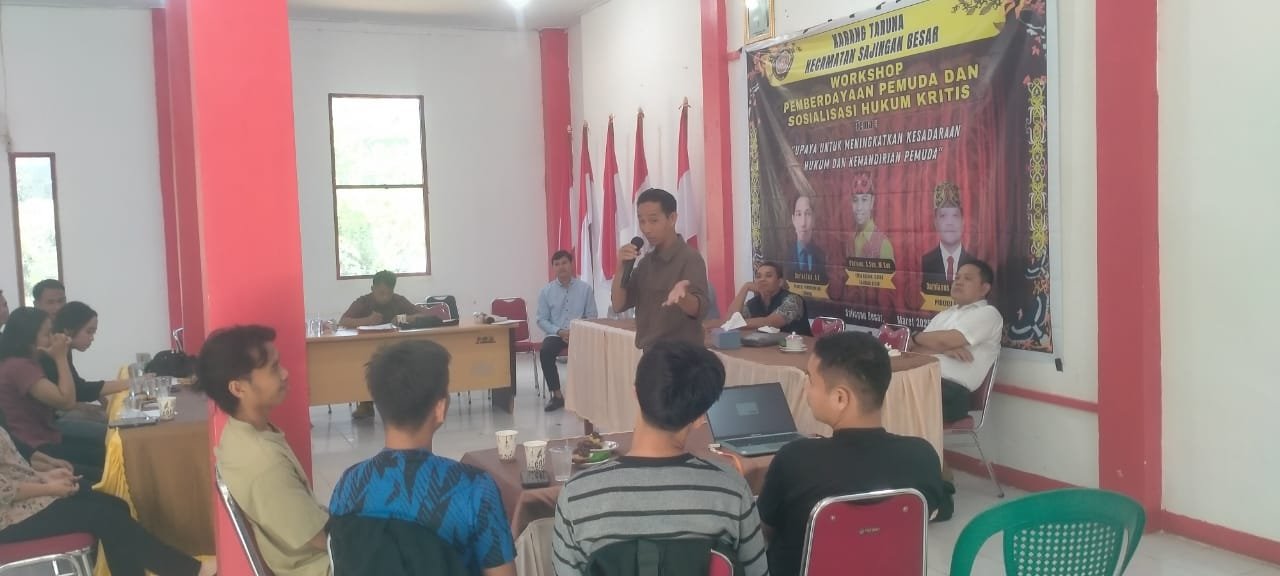Karang Taruna gelar Workshop Pemberdayaan Pemuda dan Sosialisasi Hukum Kritis yang digelar di Kantor Camat Sajingan Besar pada Rabu (23/4/2025). Foto: Istimewa.