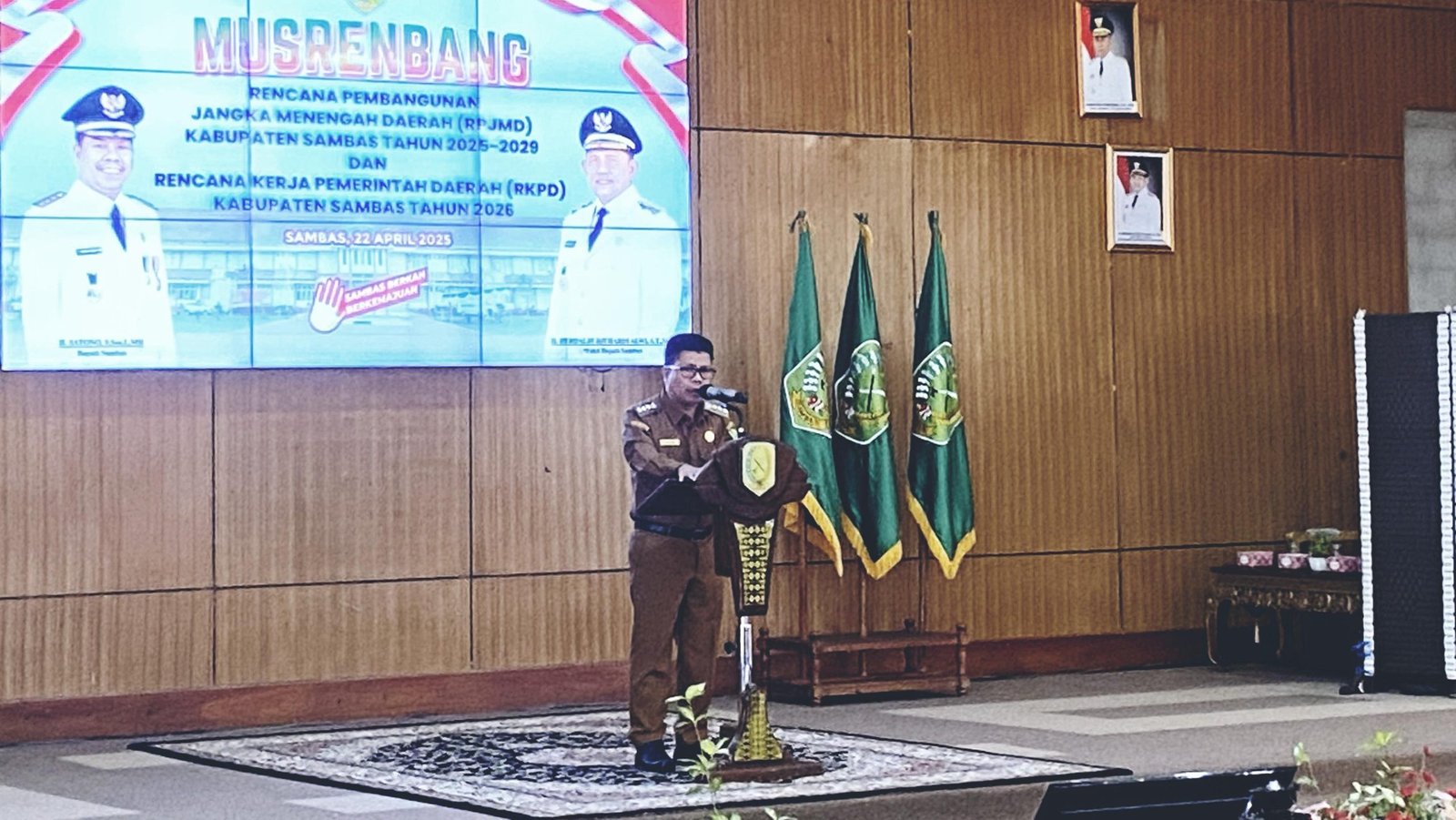 Bupati Sambas Satono saat membuka Musrenbang RPJMD Kabupaten Sambas 2025-2029, Selasa (22/4/2025). Foto: Dok. Faktakalbar.id
