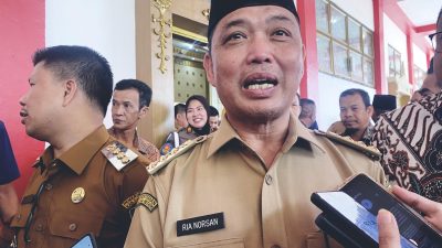 Gubernur Kalimantan Barat, Ria Norsan, saat memberikan keterangan kepada awak media usai menghadiri kegiatan di Sambas, Rabu (23/04/2025). Ia menyatakan komitmennya untuk menuntaskan pembangunan kawasan Waterfront Sambas yang sempat mangkrak. Foto: Dok. Faktakalbar.id