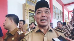 Gubernur Kalimantan Barat, Ria Norsan, saat memberikan keterangan kepada awak media usai menghadiri kegiatan di Sambas, Rabu (23/04/2025). Ia menyatakan komitmennya untuk menuntaskan pembangunan kawasan Waterfront Sambas yang sempat mangkrak. Foto: Dok. Faktakalbar.id