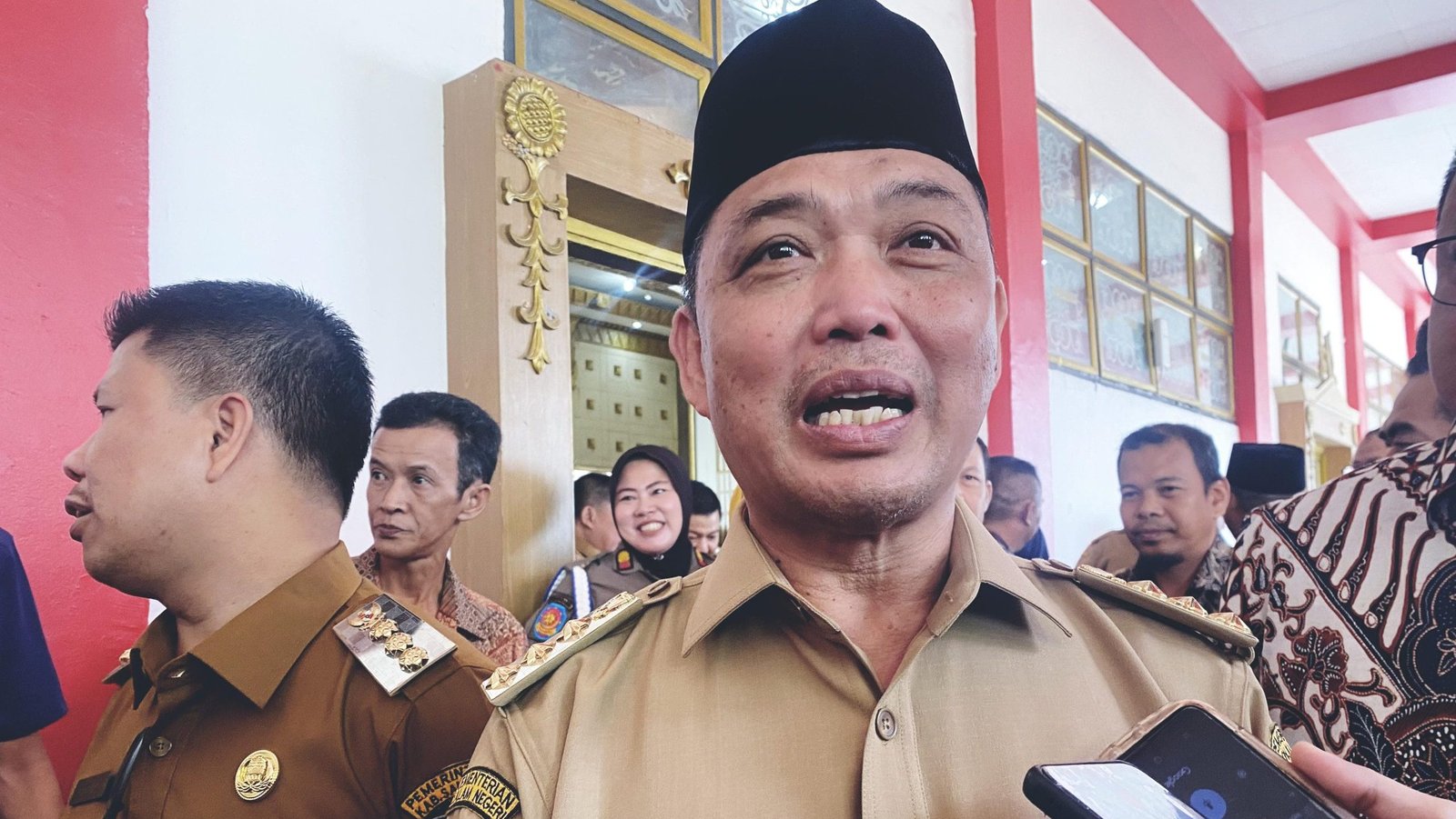 Gubernur Kalimantan Barat, Ria Norsan, saat memberikan keterangan kepada awak media usai menghadiri kegiatan di Sambas, Rabu (23/04/2025). Ia menyatakan komitmennya untuk menuntaskan pembangunan kawasan Waterfront Sambas yang sempat mangkrak. Foto: Dok. Faktakalbar.id