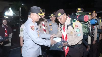 Pelepasan Kontingen pramuka dari Kabupaten Indragiri Hulu (Inhil) dipimpin oleh Kapolres Kabupaten Inhil AKBP Farouk Oktora, pada Rabu (23/4/2025). Foto: HO/Faktakalbar.id