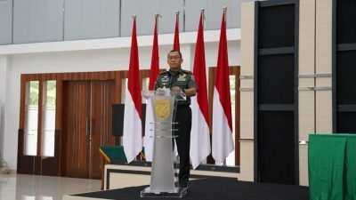 Mayjen TNI Jamallulael, saat memimpin langsung acara Penandatanganan Pakta Integritas Calon Taruna (Catar) Akademi TNI Tahun Akademik 2025. Foto: HO/Faktakalbar.id