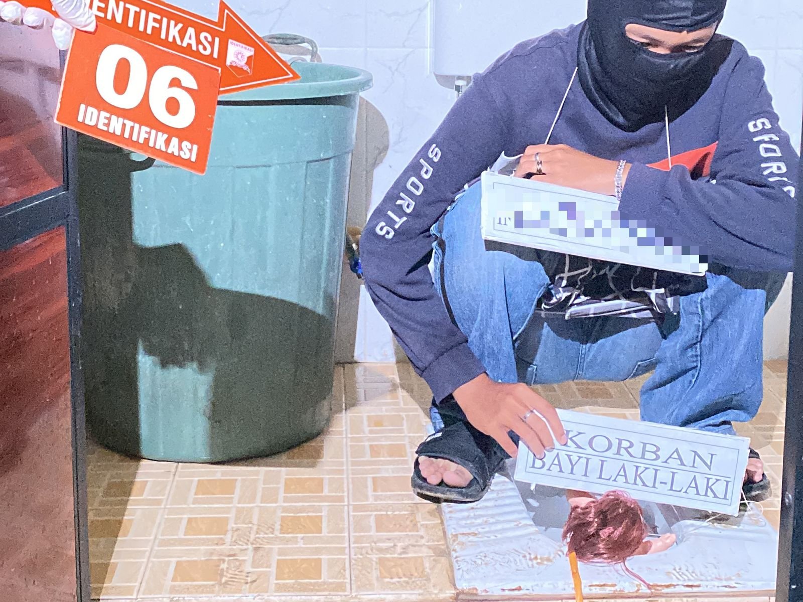 rekonstruksi kasus tragis pembunuhan bayi yang sempat menghebohkan warga Desa Semata pada 7 Februari lalu. Foto: HO/Faktakalbar.id