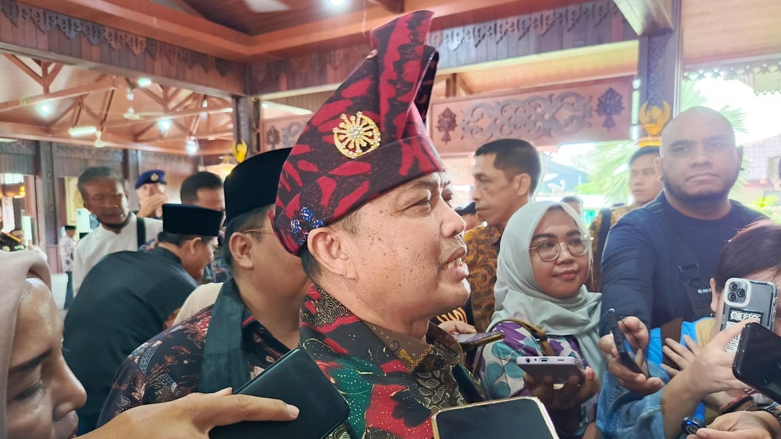 Gubernur Kalimantan Barat, Ria Norsan minta pelaku penyiraman air keras di Singkawang dapat ditangkap dan diadili (foto: Mario/Faktakalbar.id)
