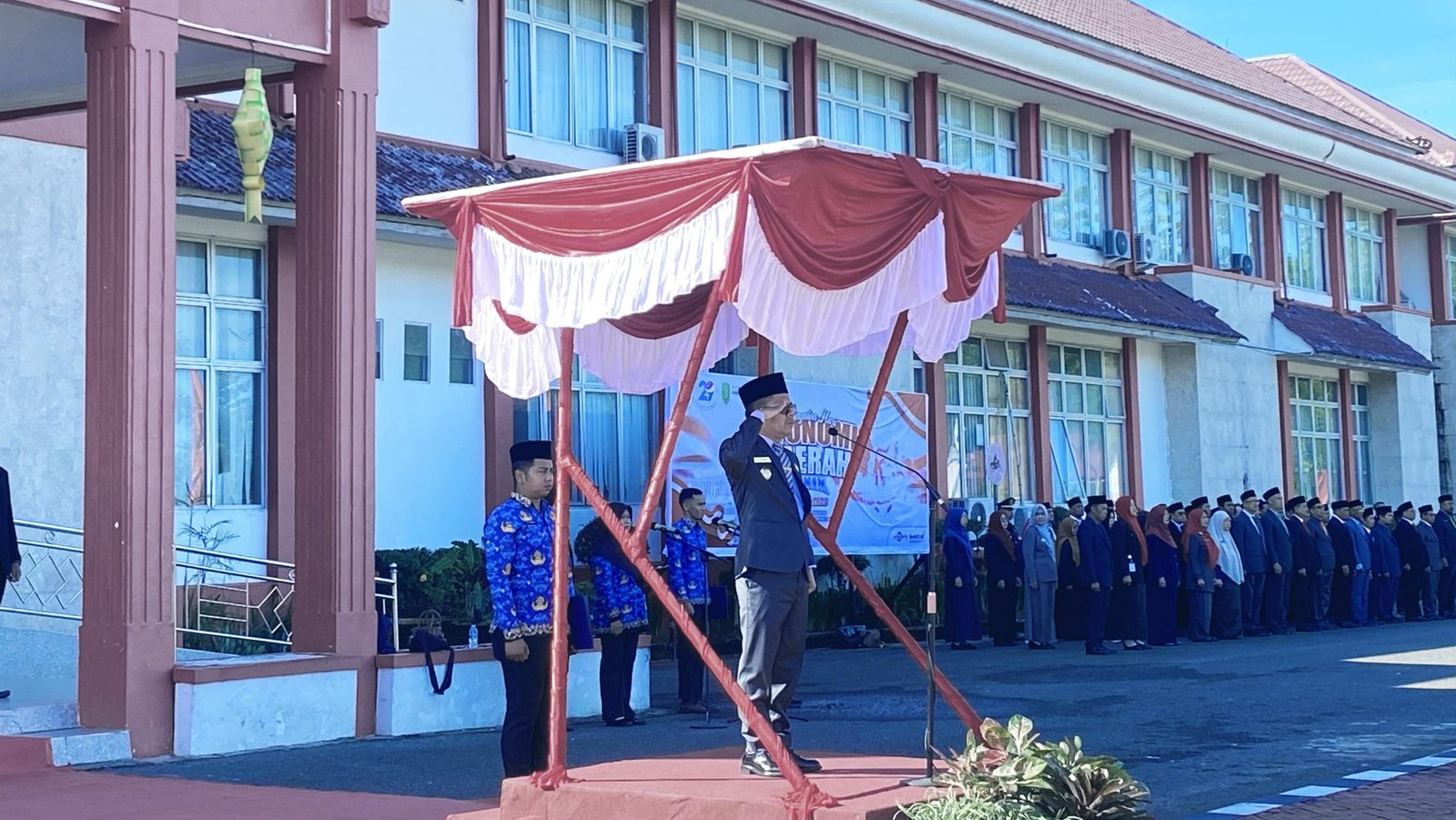 Bupati Sambas Satono saat menjadi pemimpin upacara pada peringatan Hari Otonomi Daerah ke-29 di Halaman Kantor Bupati Sambas pada Jumat (25/4/2025). (dok.faktakalbar)