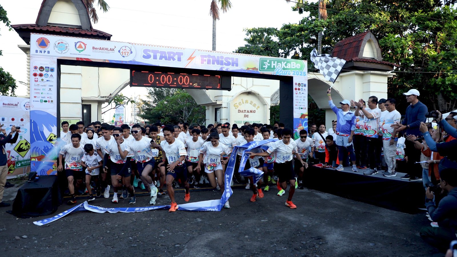 Sebanyak 700 peserta mengikuti ajang HaKaBe Run 2025 dengan rute sejauh 5km di area pantai Loang Baloq, Kota Mataram, Nusa Tenggara Barat, pada Jumat (25/4). Foto: HO/Faktakalbar.id