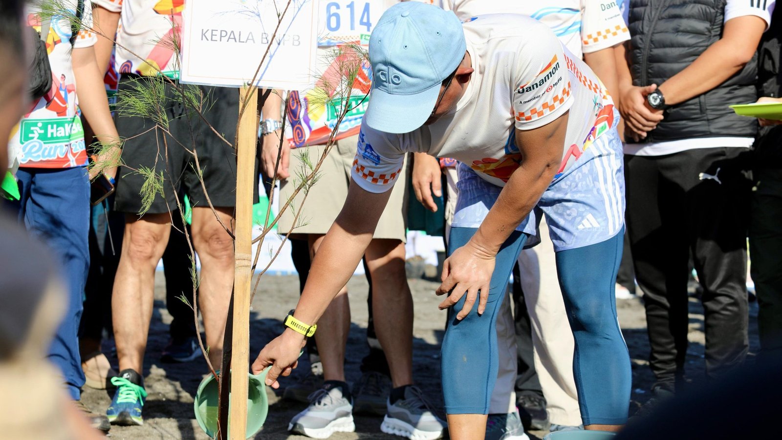 Kepala BNPB Letjen TNI Dr. Suharyanto S.Sos, M.M, melaksanakan tanam pohon dalam rangkaian acara Hari Kesiapsiagaan Bencana (HKB) yang digelar di Pantai Loang Baloq, Kota Mataram, Nusa Tenggara Barat, Jumat (25/4). Foto: HO/Faktakalbar.id