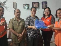Memperingati Hari Raya Paskah, WKRI Ranting St. Ana Sintang Lakukan Anjangsana Ke Rumah Anggota yang Sudah Lansia