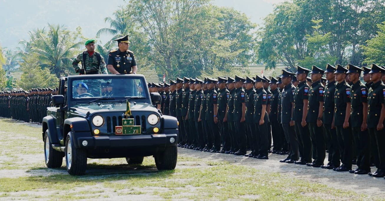 Mayjen TNI Jamallulael Tutup Pendidikan Tamtama TNI AD Gelombang I 2025 di Singkawang. Foto: HO/Faktakalbar.id