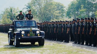Pangdam XII/Tpr menutup resmi Dikmata TNI AD Gelombang I tahun 2025 di Lapangan Sapta Marga, Singkawang, Jumat (25/04/2025). Foto: HO/Faktakalbar.id