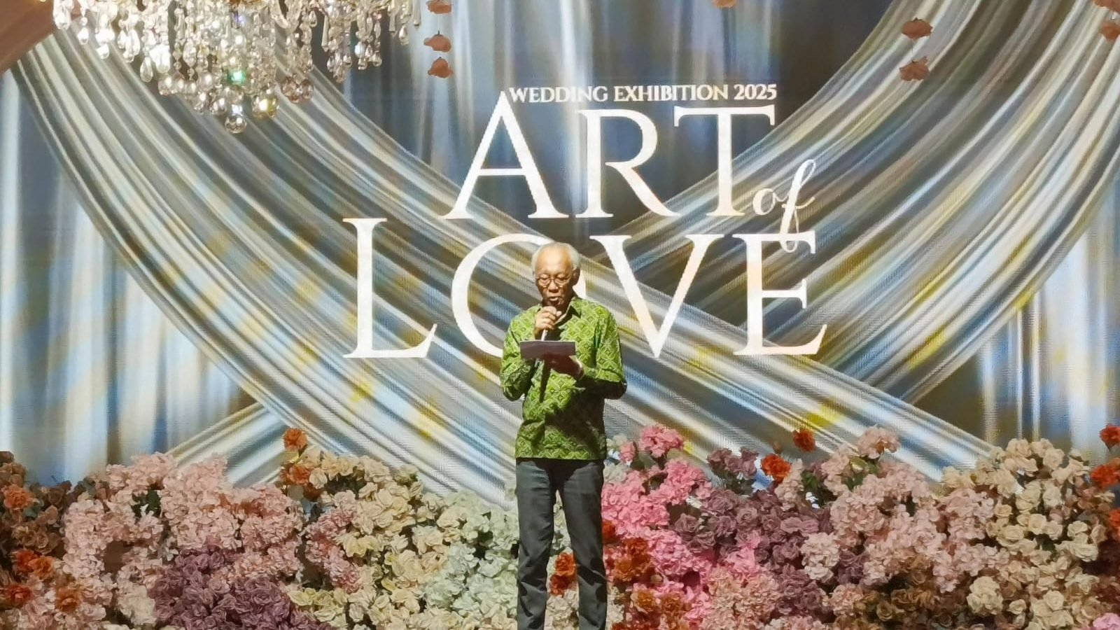 General Manager Hotel Aston Pontianak, Anto W Soemartono dalam sambutannya kala membuka Wedding Exhibition 2025 di Kalimantan Ballroom, Lantai 5 Hotel Aston Pontianak, Jumat (25/4/2025). Foto: Mario/Faktakalbar.id