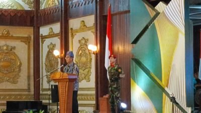 Asisten III Sekda Provinsi Kalimantan Barat, Alfian Salam dalam sambutannya di acara Halal Bihalal Keluarga Besar Muhammadiyah Kalimantan Barat di Pendopo Gubernur, Jumat (25/4/2025). Foto: Mario/Faktakalbar.id
