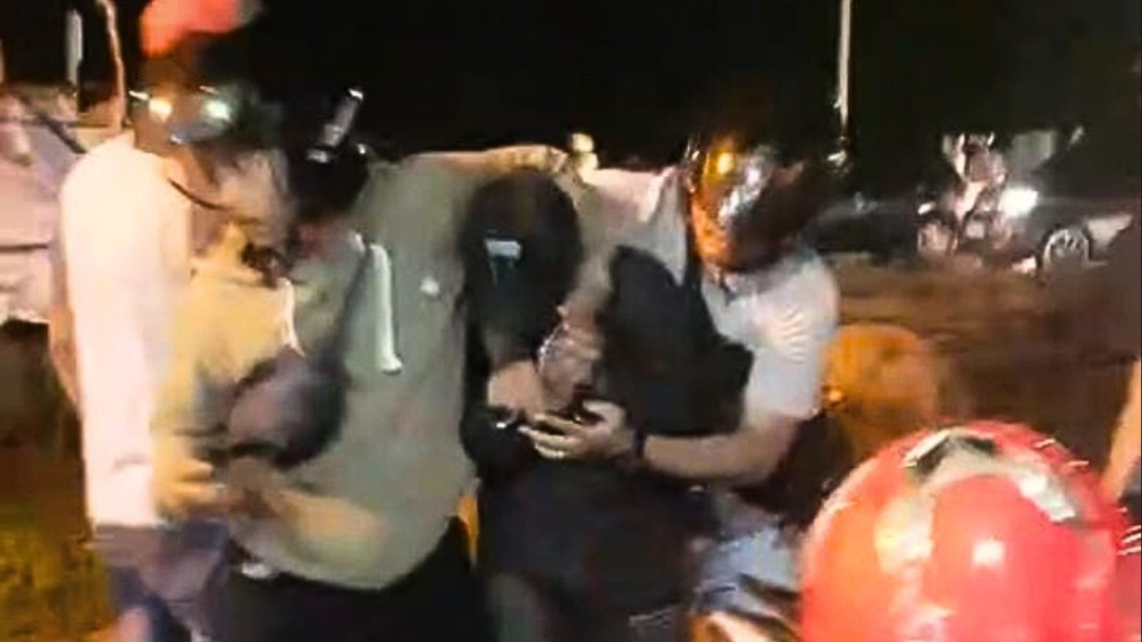 Petugas Jatanras Polres Kubu Raya menangkap pelaku curanmor di Simpang Legend, Pontianak Timur, Rabu malam (23/04/2025). Foto: HO/Faktakalbar.id