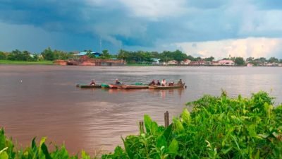 Foto pencarian seorang remaja bernama Ilham (12) yang tenggelam di sungai Kapuas, tepatnya di depan gang Teladan. Foto: Ambo/Faktakalbar.id