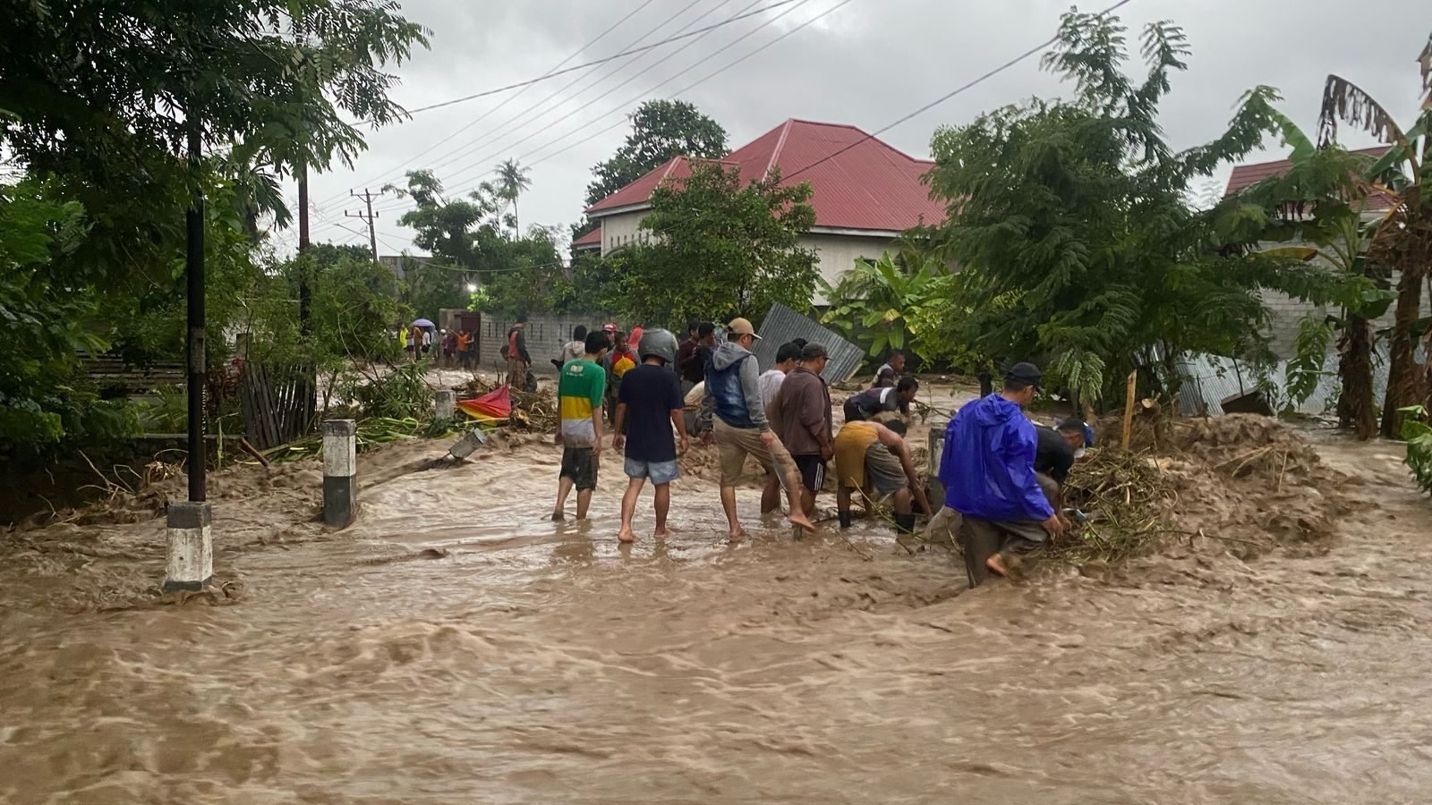 Banjir bandang menerjang tiga kecamatan di Kota Palu, Provinsi Sulawesi Tengah, pada Jumat (25/4) sore. Banjir terjadi setelah hujan dengan intensitas tinggi mengguyur wilayah itu selama beberapa jam. Sumber foto: BPBD Kota Palu