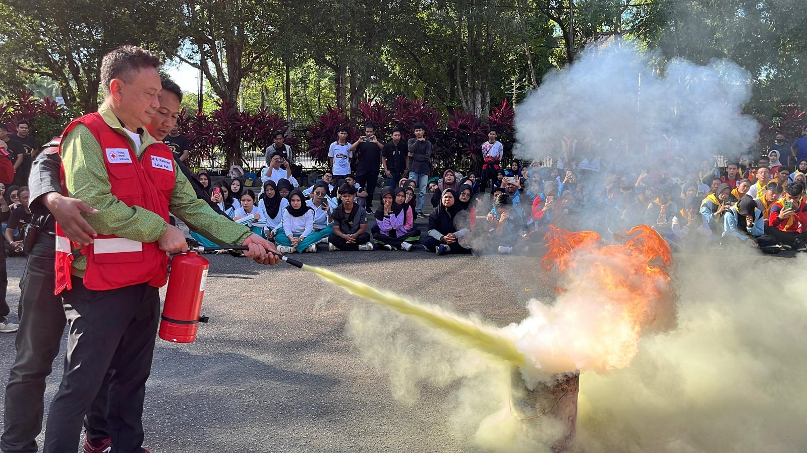 Wali Kota Pontianak Edi Rusdi Kamtono saat melakukan simulasi memadamkan api dengan APAR. Foto: PRKPM/Faktakalbar.id