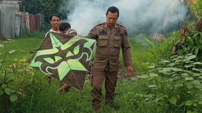 Anggota Satpol PP Kota Pontianak menggelar razia layangan. Foto: HO/Faktakalbar.id