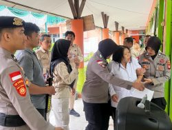 Respons Cepat Polwan Polres Sambas Saat Peserta PPPK Alami Kecelakaan