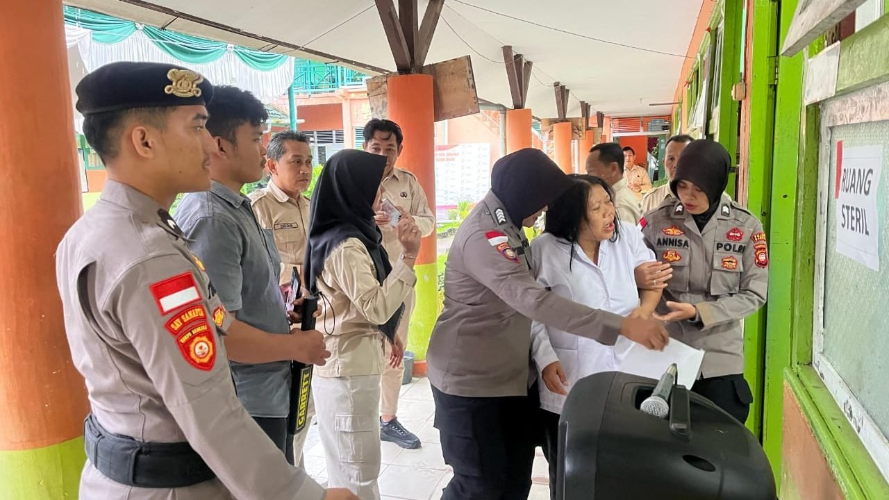 Aksi sigap oleh Polwan Polres Sambas menolong peserta pelaksanaan seleksi Pegawai Pemerintah dengan Perjanjian Kerja (PPPK) yang mengalami kecelakaan di Kabupaten Sambas. Foto: HO/Faktakalbar.id