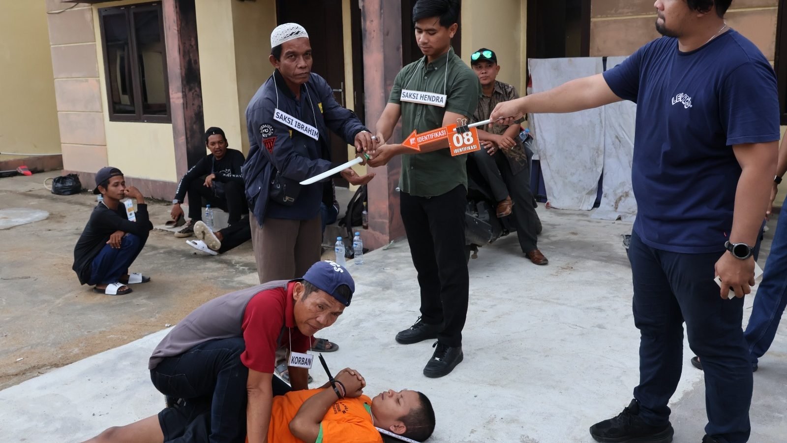 Rekonstruksi duel maut di Kubu Raya yang menewaskan seorang pemuda di Desa Sungai Rengas, Kecamatan Sungai Kakap. Rekonstruksi berlangsung pada Jumat, (25/4/2025). Foto: HO/Faktakalbar.id