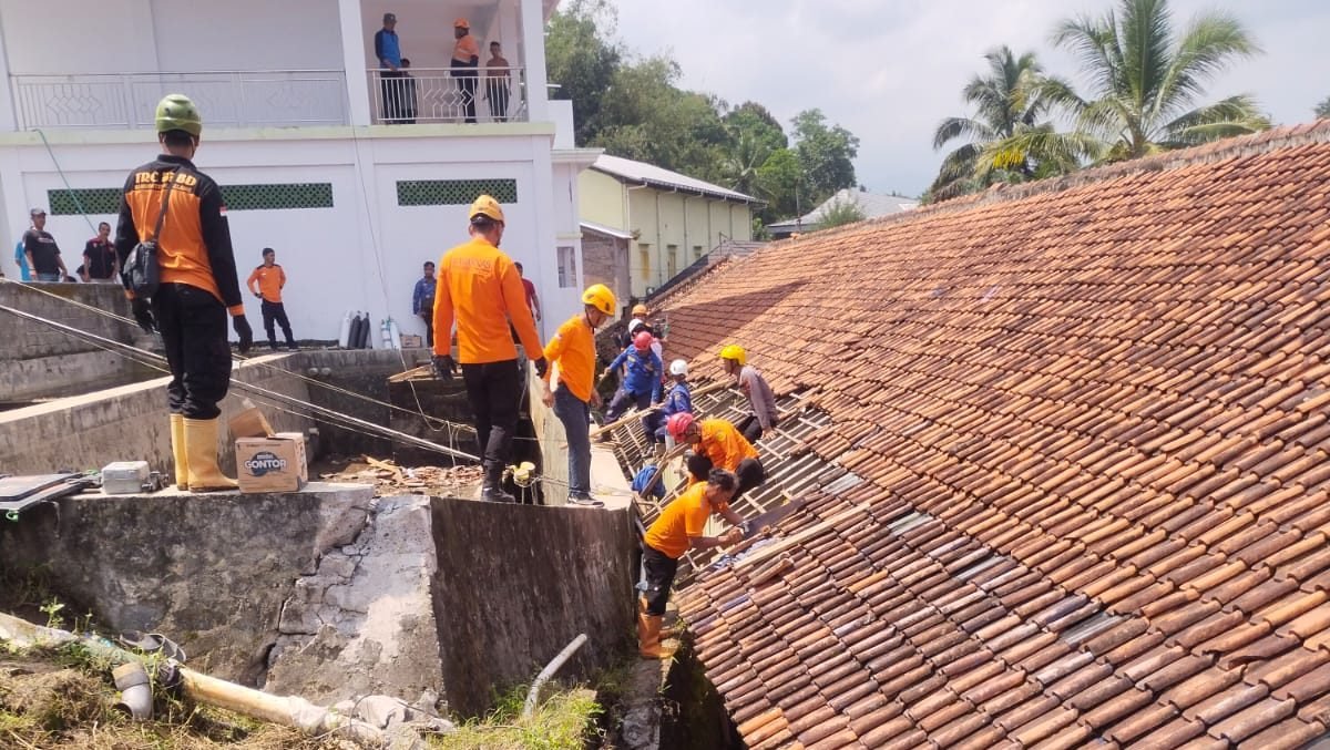 Tim Gabungan saat melakukan evakuasi korban tertimbun tembok penampungan air di Kabupaten Magelang, Jawa Tengah pada Jumat (25/4). Sumber Foto: BPBD Kabupaten Magelang.