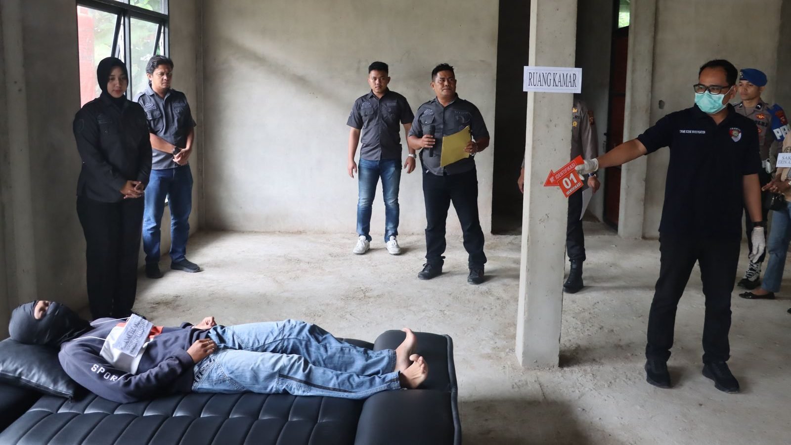 Petugas Polres Sambas memperagakan salah satu adegan dalam rekonstruksi kasus dugaan ibu menghilangkan nyawa bayi di Dusun Darul Makmur, Kecamatan Tangaran, Kamis (24/04/2025). Foto: HO/Faktakalbar.id