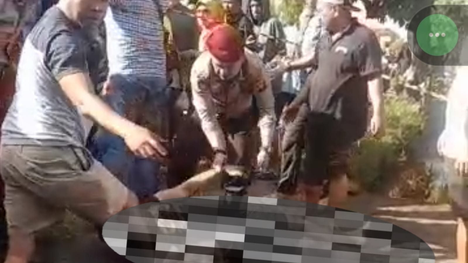 Petugas mengevakuasi jasad pria yang ditemukan mengapung di parit Jalan Sawo, Pontianak Barat, Sabtu (26/04/2025) pagi. Foto: Istimewa.