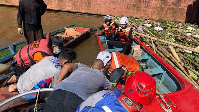 Jasad seorang bocah bernama Ilham (12) ditemukan 600 meter dari tempat awal diketahui tenggelam. Foto: HO/Faktakalbar.id