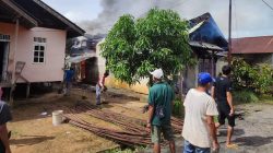 Sebuah rumah terbakar di Dusun Pandan Desa Nanga Kecamatan Sokan, Sabtu (26/4/25). Foto: HO/Faktakalbar.id