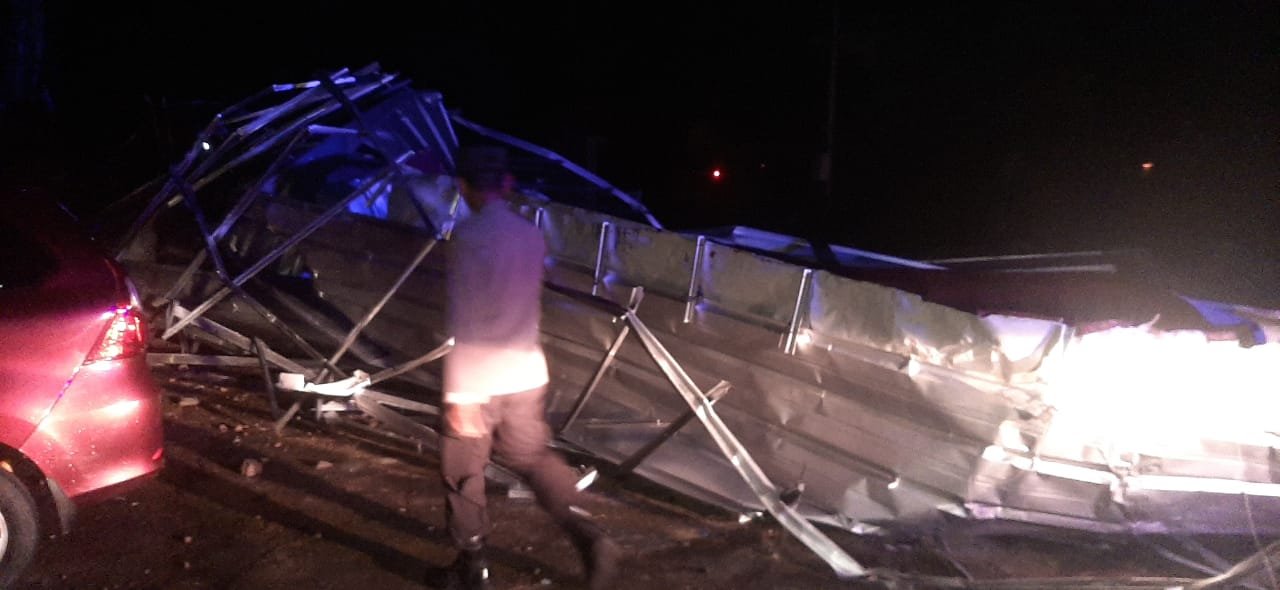 sebanyak 30 rumah di Desa Arang Limbung, Kecamatan Sungai Raya, mengalami kerusakan berat. Foto: HO/Faktakalbar.id