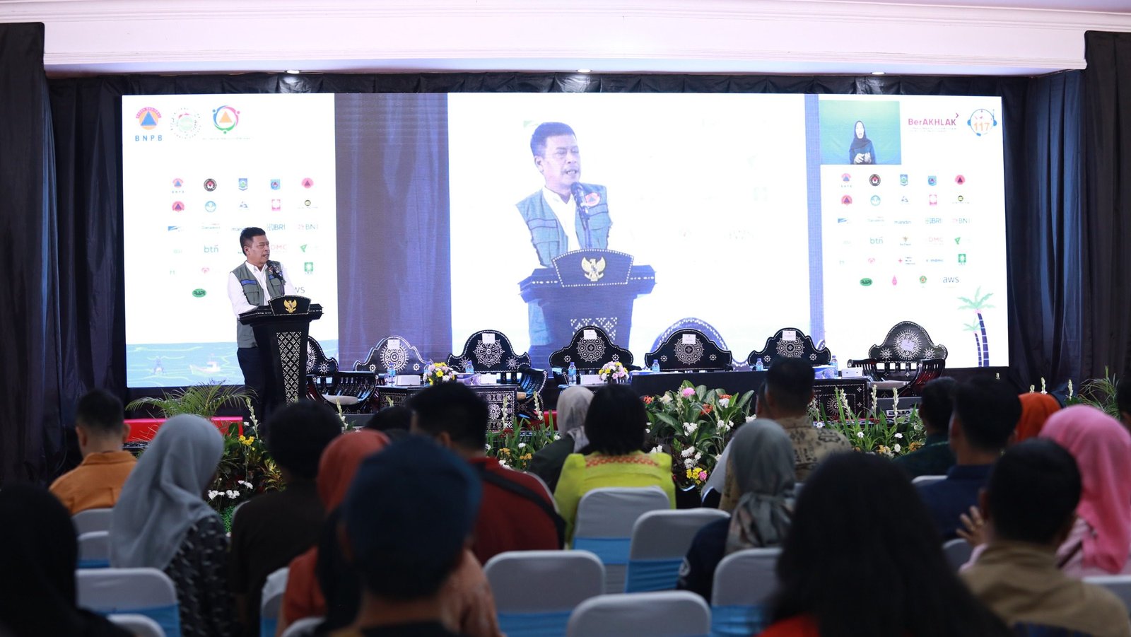 Talkshow Peran Lembaga Usaha dalam Pembelajaran Gempa Lombok pada rangkaian kegiatan HKB 2025, di Graha Bakti Praja, Kantor Gubernur Nusa Tenggara Barat, Minggu (27/4). Kegiatan ini dihadiri oleh berbagai jaringan lembaga usaha yang aktif dalam penanggulangan bencana di Indonesia. Foto: HO/Faktakalbar.id