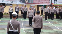 Apel pagi senin jam pimpinan di laksanakan di halaman apel bhayangkara di pimpin langsung Kapolres MelawI. Foto: HO/Faktakalbar.id