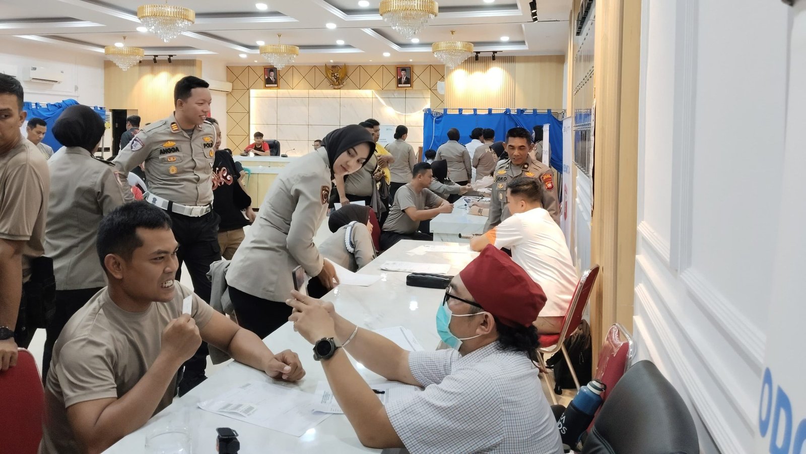 Personel Polres Ketapang mengikuti pemeriksaan kesehatan berkala untuk memastikan kondisi tubuh tetap prima dalam mendukung tugas pelayanan kepada masyarakat. Foto: HO/Faktakalbar.id