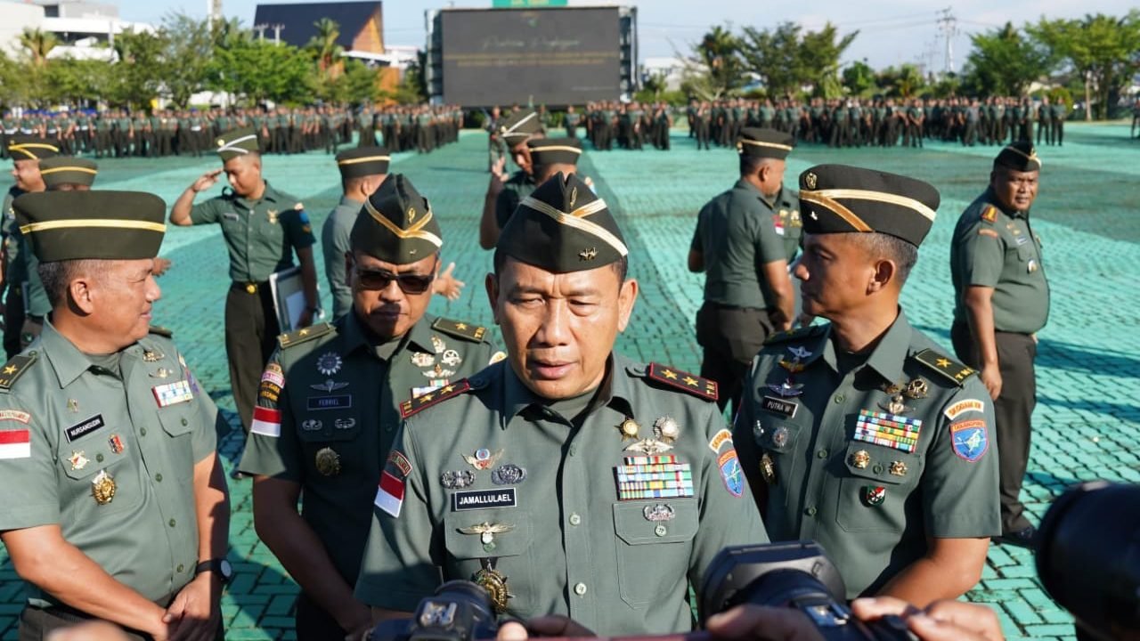Pangdam XII/Tanjungpura Mayjen TNI Jamallulael memberikan penghargaan kepada prajurit berprestasi usai upacara di Lapangan Tidayu, Makodam XII/Tpr, Senin (28/4/2025). Foto: HO/Faktakalbar.id