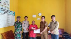 Polsek Sokan bersama Pemerintah Daerah Melawi menyalurkan BLT Dana Desa 2025 di Desa Melana untuk membantu meringankan beban ekonomi masyarakat. Foto: HO/Faktakalbar.id