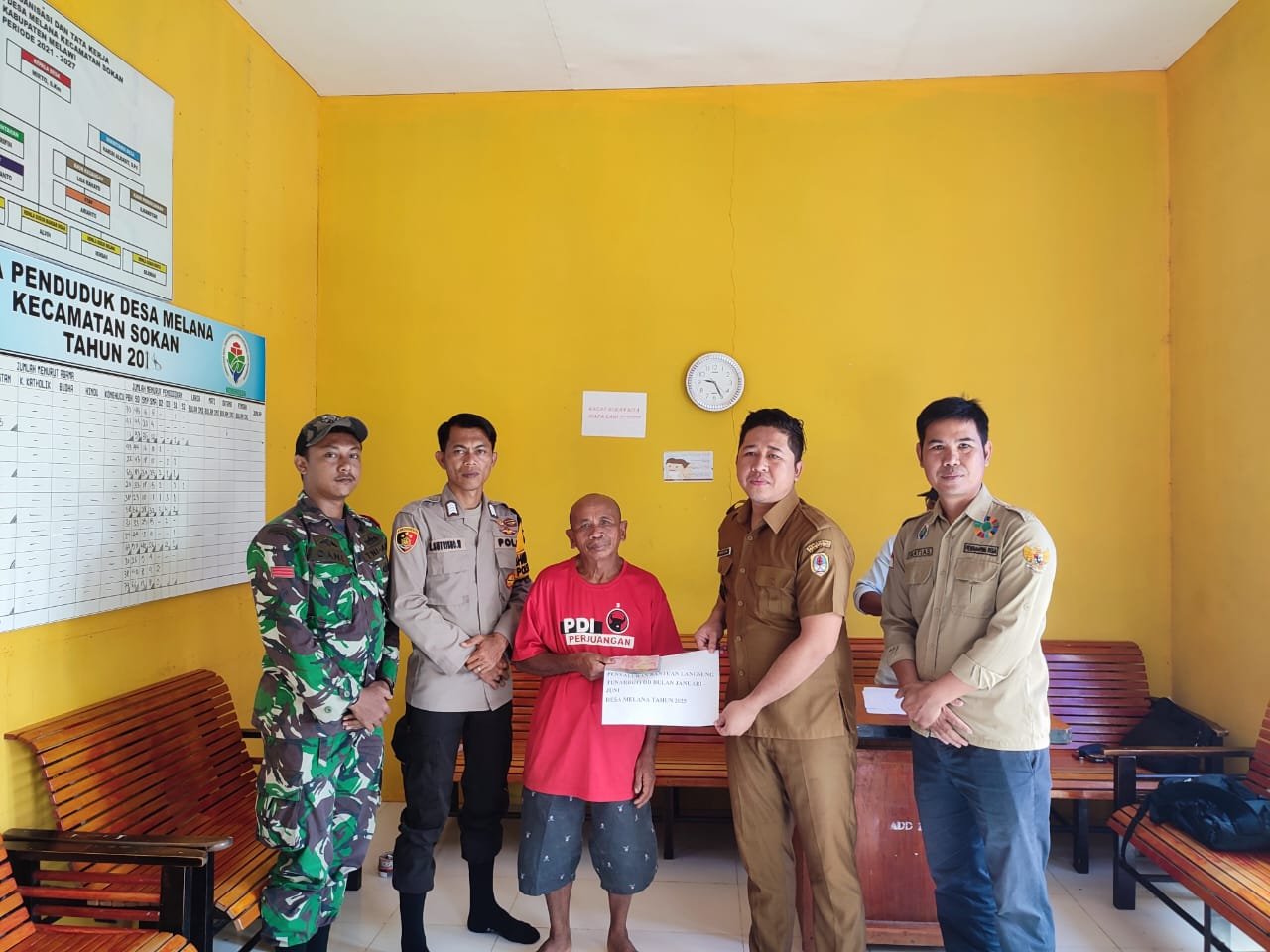 Polsek Sokan bersama Pemerintah Daerah Melawi menyalurkan BLT Dana Desa 2025 di Desa Melana untuk membantu meringankan beban ekonomi masyarakat. Foto: HO/Faktakalbar.id